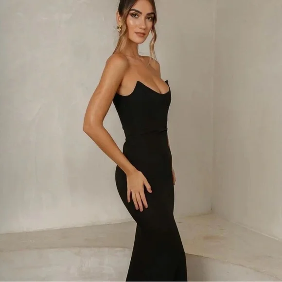 Elegant Black Strapless Evening Dress - Picture 1 of 8